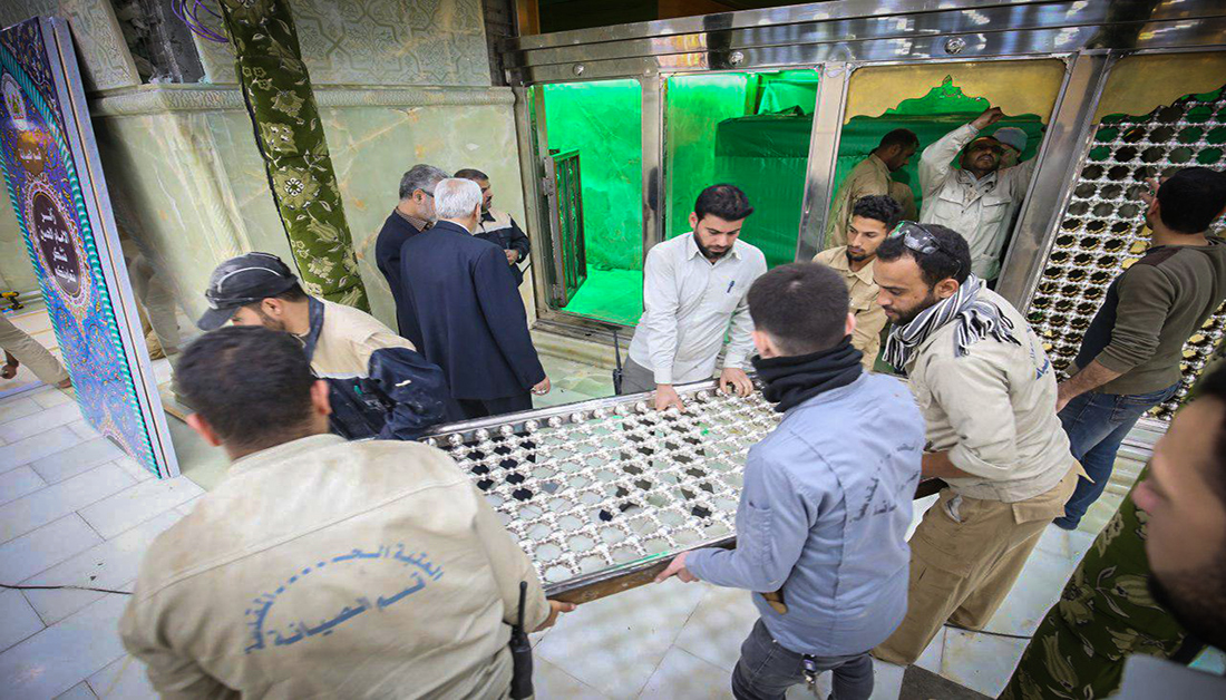 Removing old lattice-enclosed tomb of Martyrs to install new one